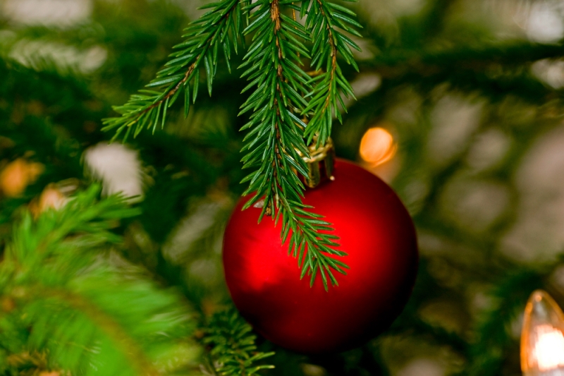 Tasteful Ways to Decorate a Locker Room for the Holidays